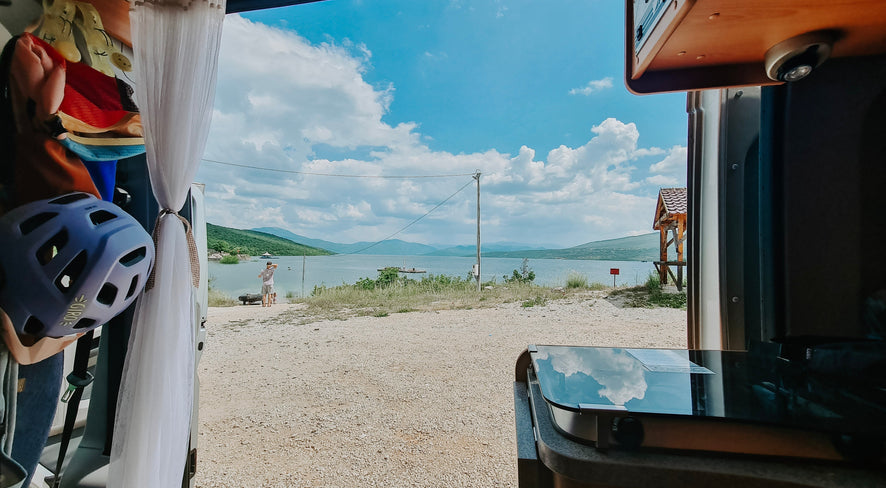 Camping mit Kindern - Blick aus dem Camper auf einen See