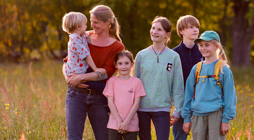 Glückliche Familie steht zusammen in der Natur