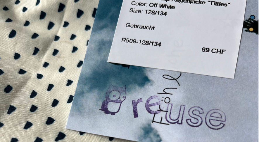 Zettel von ReUse namuk auf Kleidungsstück