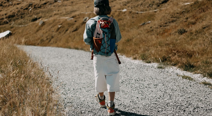 Kind in namuk-Kleidung beim Wandern