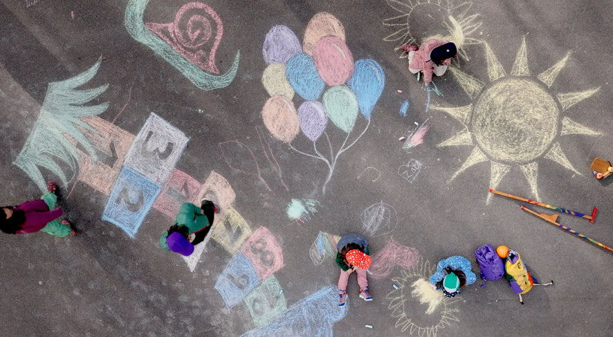 Kinder spielen und malen Kreide auf der Strasse