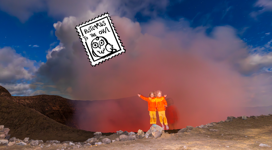 Kinder stehen vor einem Vulkan