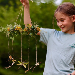 DIY mit kindwaldundwiese: Sommerliches Libellen-Mobile aus Ahornsamen