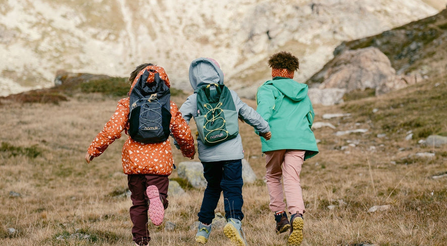 Kinder rennen durch die Berglandschaft