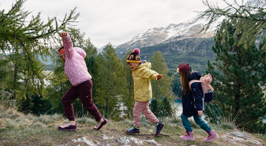 Kinder wandern in den Bergen