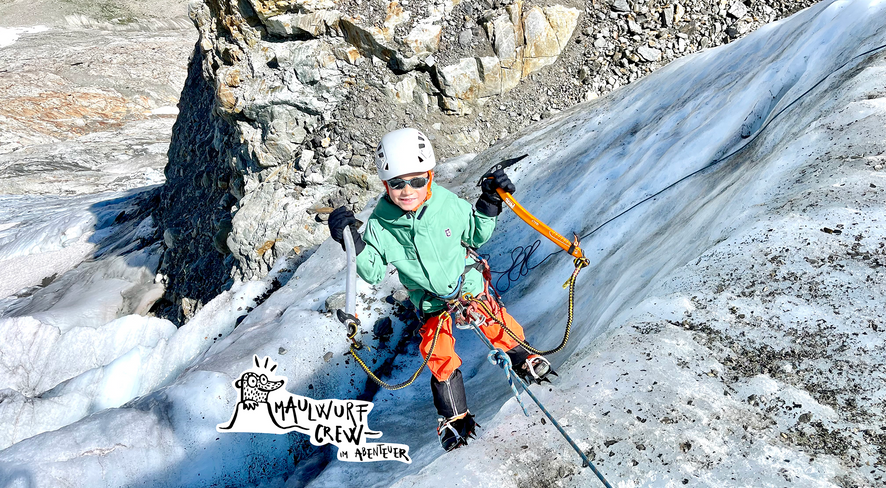 Kind beim Eisklettern in namuk Kleidung