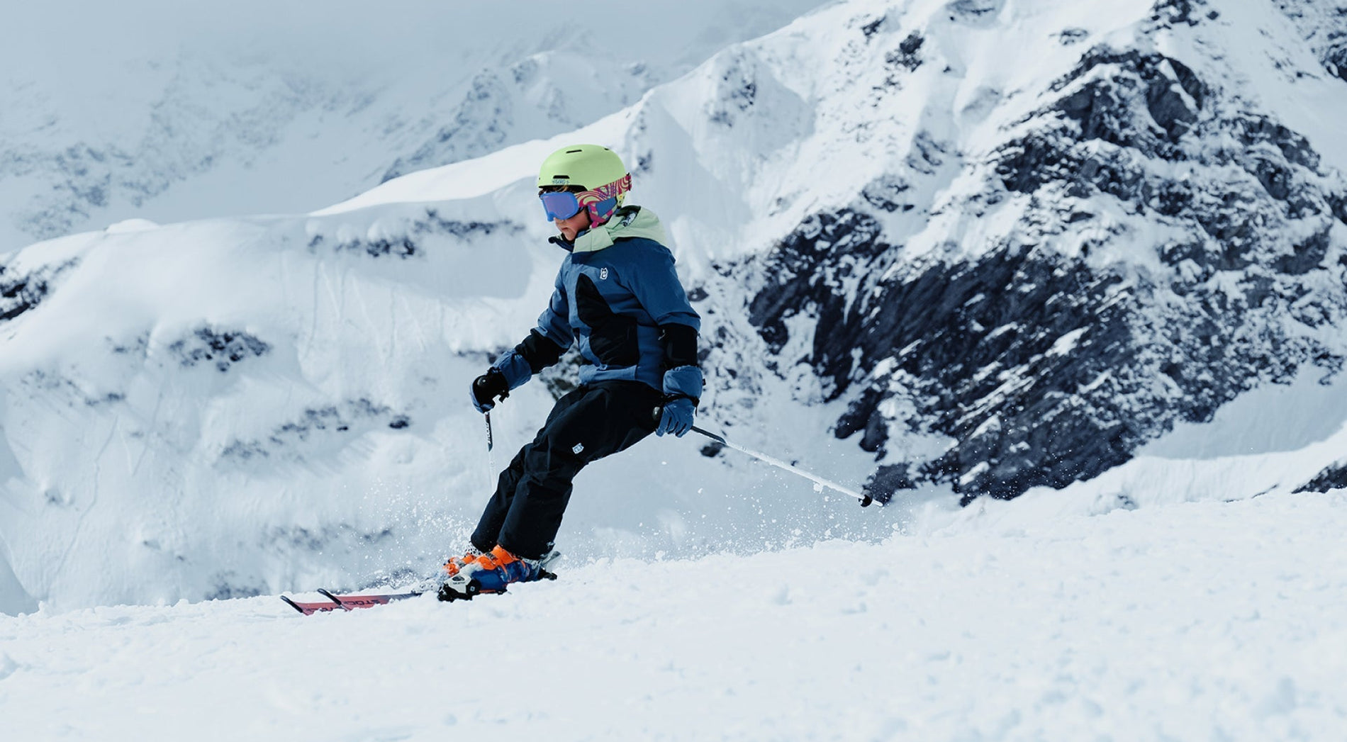 Ein Junge fährt Ski in den Bergen