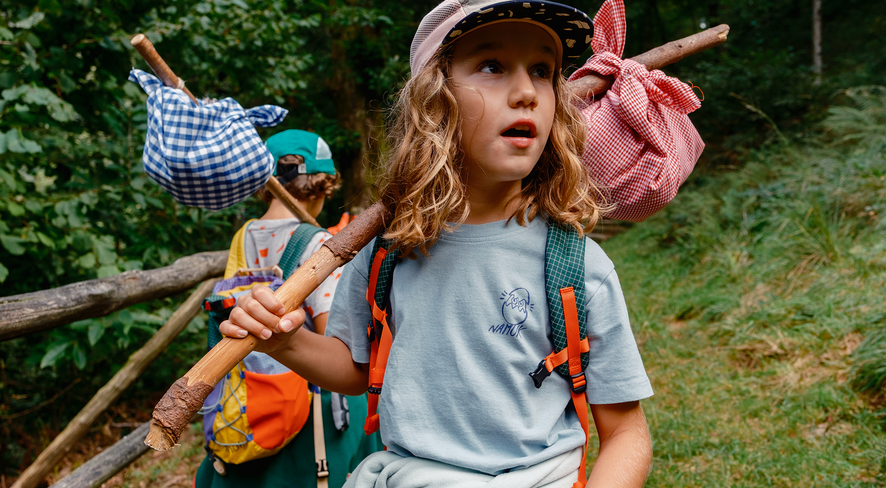 Zwei Kinder in der Natur am Wandern