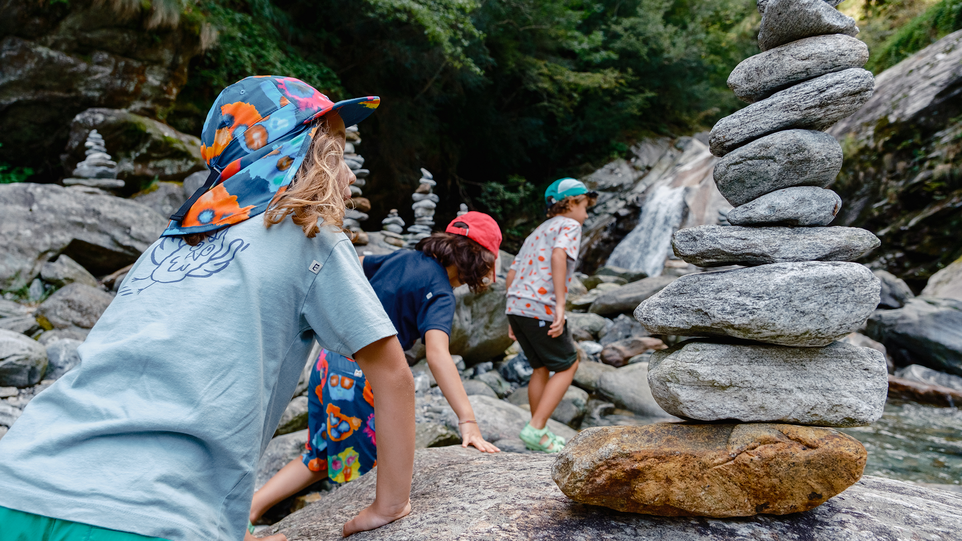 Wilde Wasserabenteuer: 10 Badeorte für Familien in der Schweiz