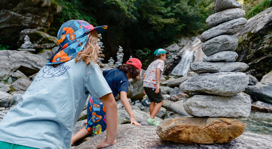 Wilde Wasserabenteuer: 10 Badeorte für Familien in der Schweiz