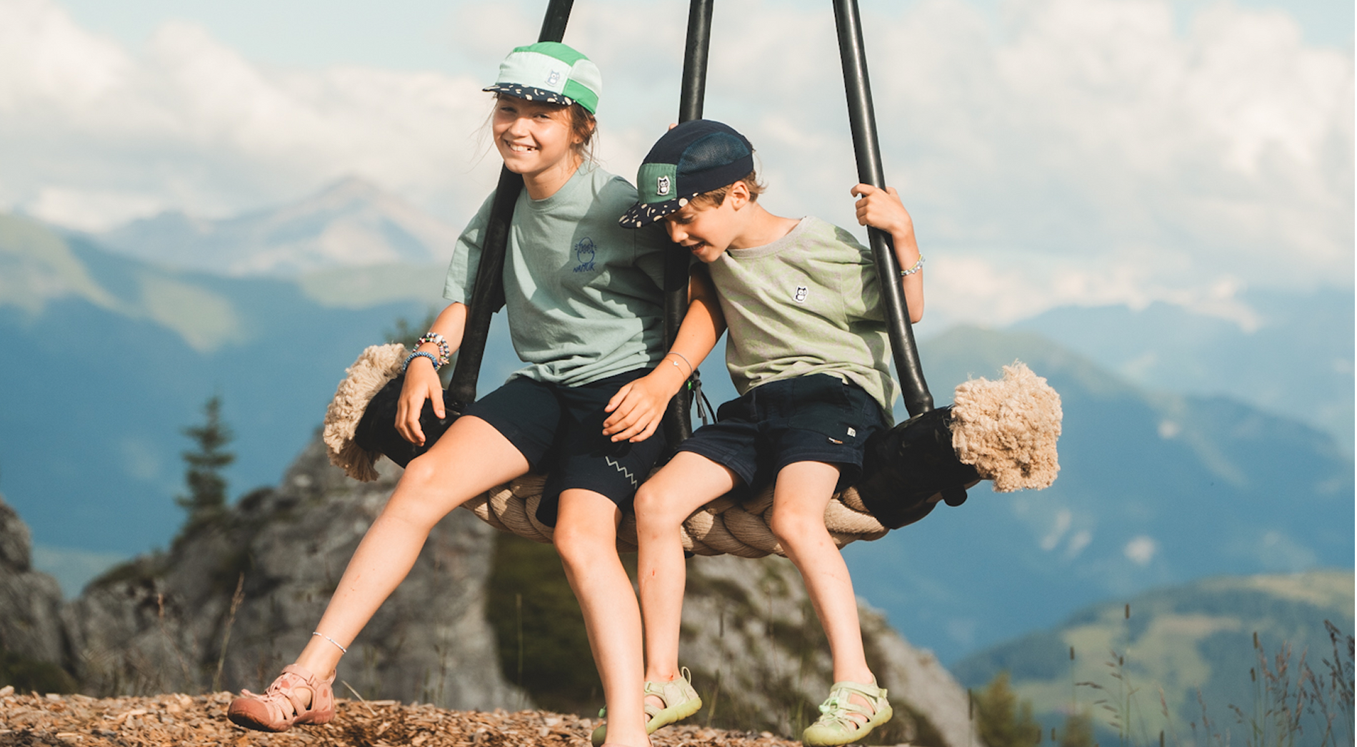 Kinder von The Nomads Family auf einer Schaukel in Laax