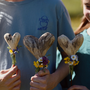 DIY mit kindwaldundwiese: Holzherzen schnitzen zum Muttertag