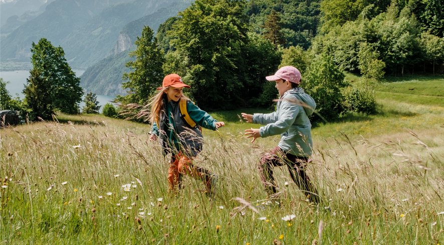 Kinder spielen in der Natur