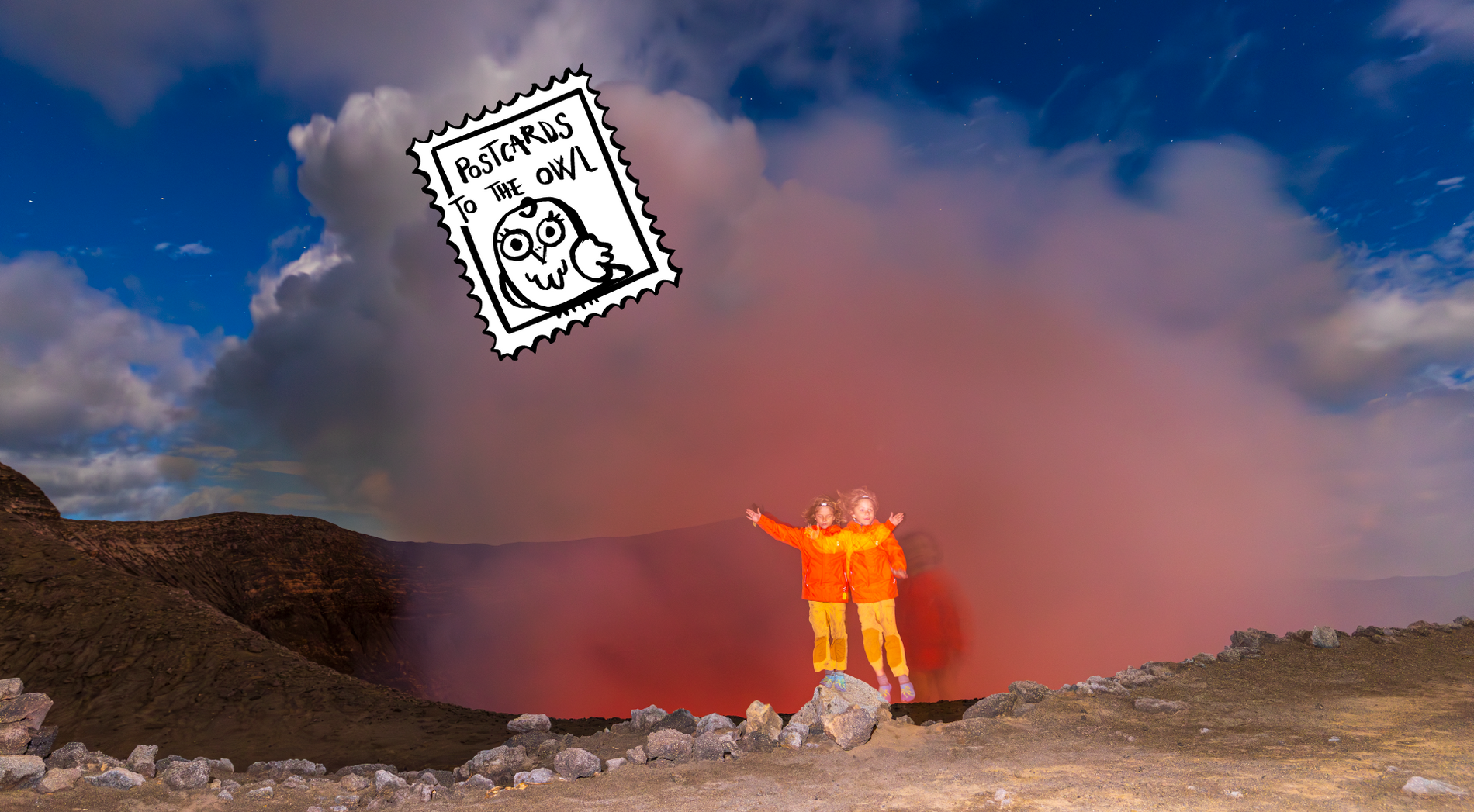 Kinder stehen vor einem Vulkan