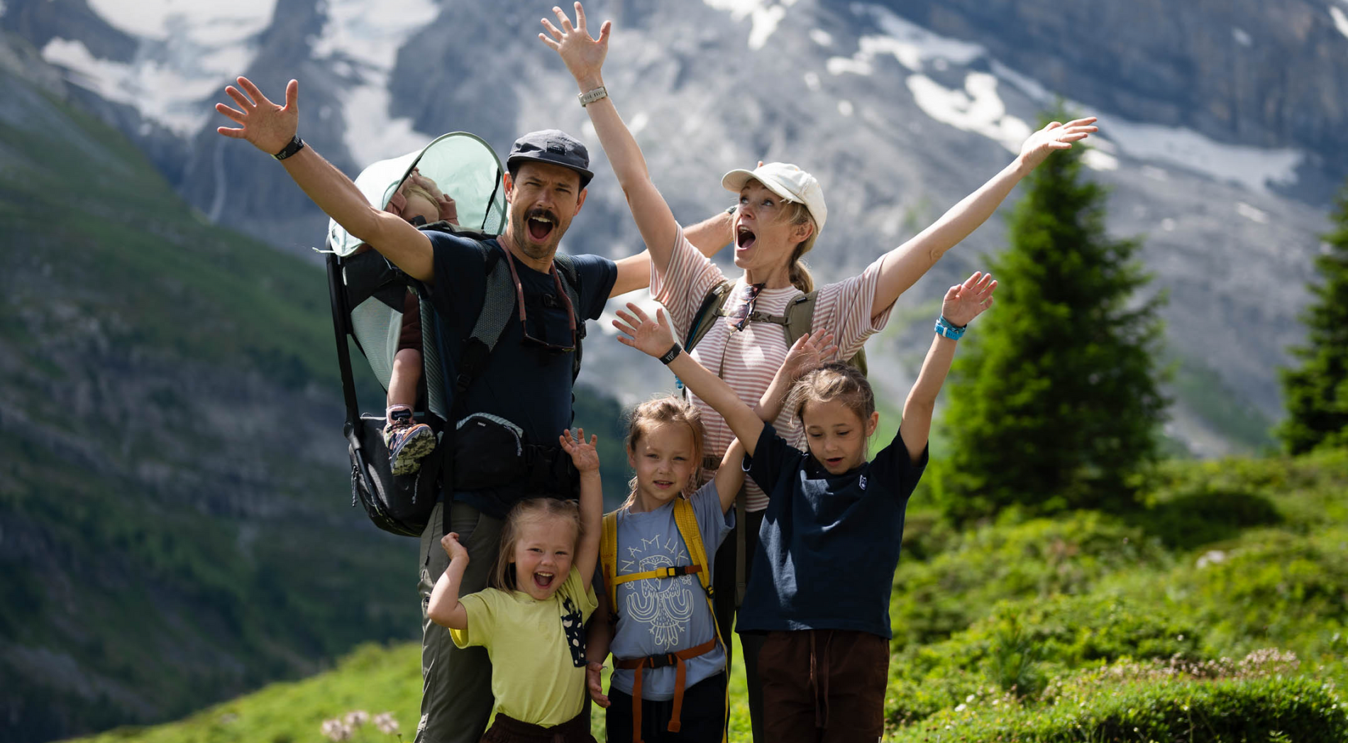 Familienfoto in den Bergen von The Walton Adventure 