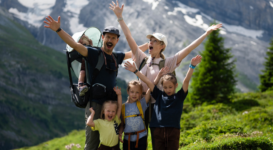 Familienfoto in den Bergen von The Walton Adventure 